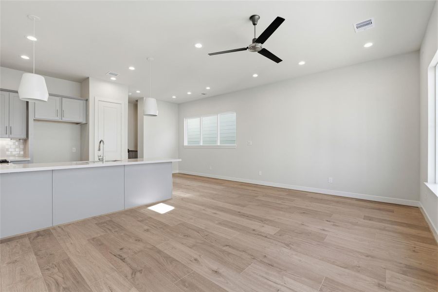 Spacious, unfurnished interior of a new home in Willowbend Point, Houston (Image 23).