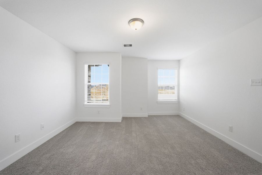 Spacious, unfurnished interior of a new home in Bay Creek, Baytown (Image 27).