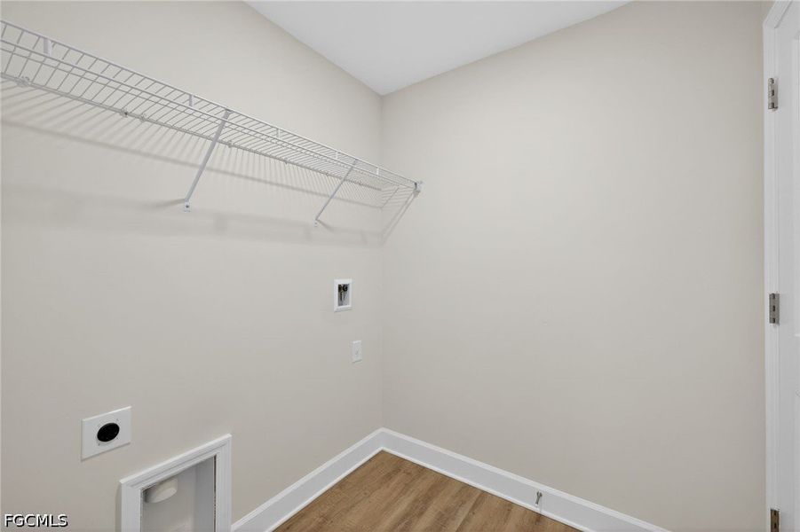 Spacious, unfurnished interior of a new home in Cape Coral, Cape Coral (Image 24).