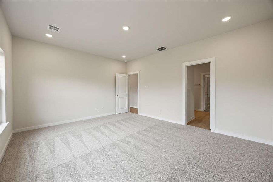 Spacious, unfurnished interior of a new home in Summerwood Estates, Red Oak (Image 8).
