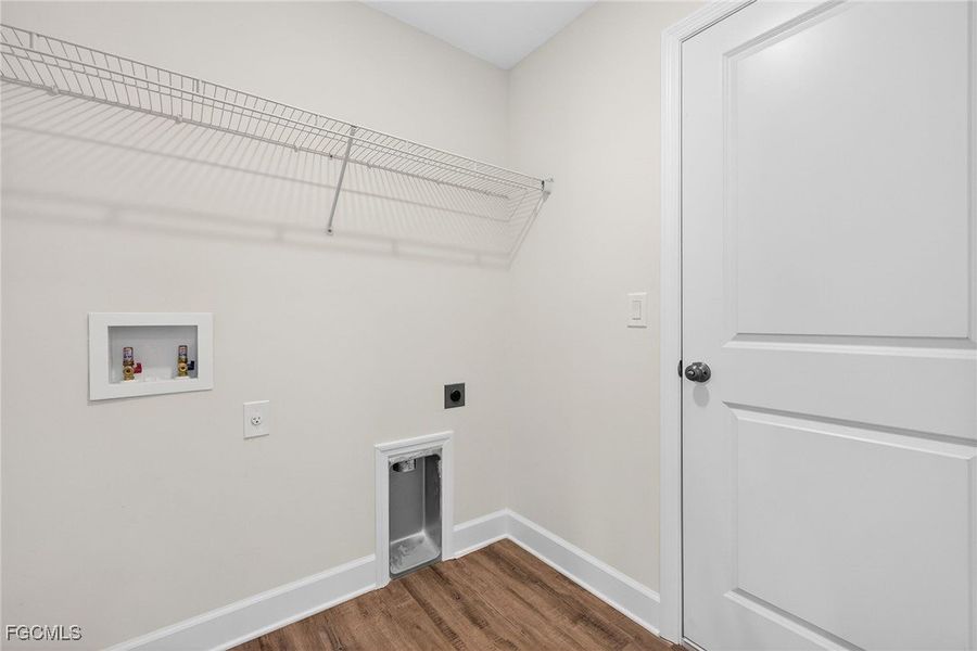 Spacious, unfurnished interior of a new home in Cape Coral, Cape Coral (Image 32).