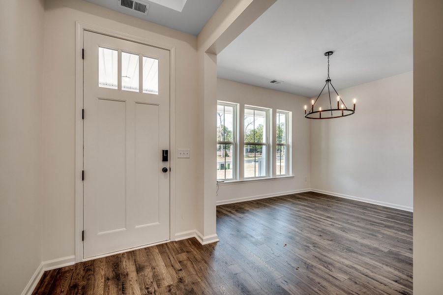 Spacious, unfurnished interior of a new home in The Oaks, Goose Creek (Image 15).