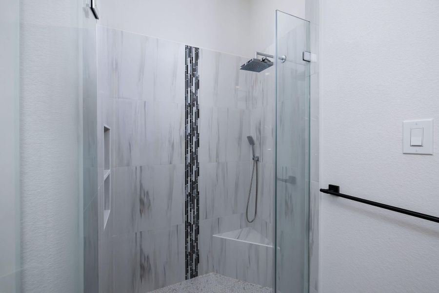 Large shower with a benchh