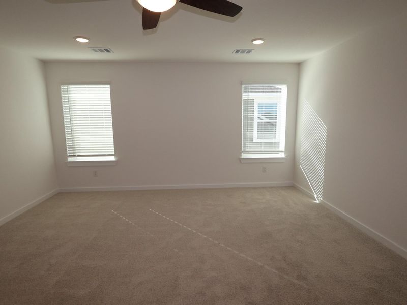 Spacious, unfurnished interior of a new home in Miller's Pond, Rosenberg (Image 30).