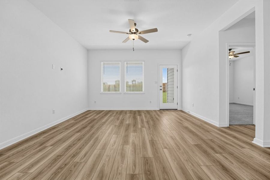 Spacious, unfurnished interior of a new home in Sunfield, Buda (Image 8).