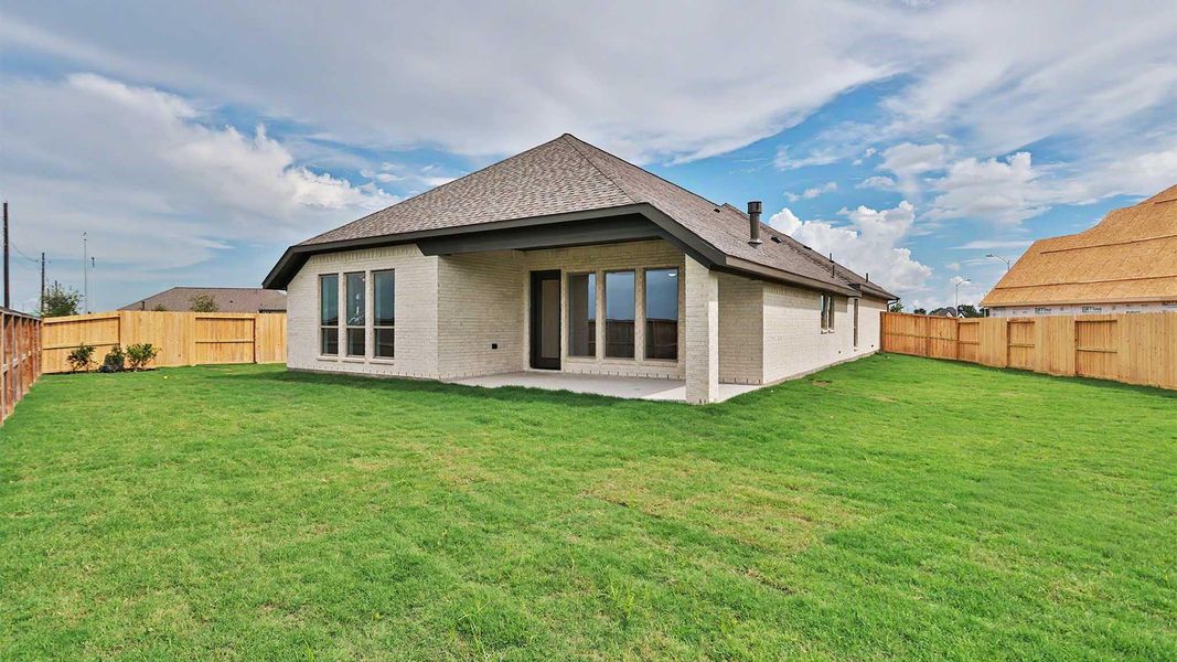 Exterior details and patio area of a home in Valencia, Manvel (Image 2).
