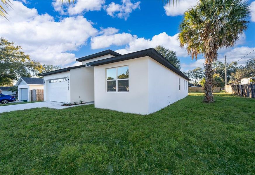 Exterior details and patio area of a home in , Casselberry (Image 11).