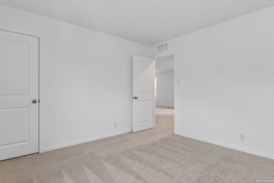 Spacious, unfurnished interior of a new home in Hennersby Hollow, San Antonio (Image 17).
