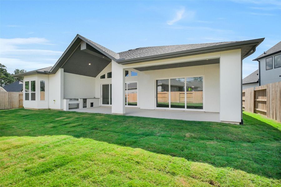 Exterior details and patio area of a home in Evergreen 70', Conroe (Image 23).