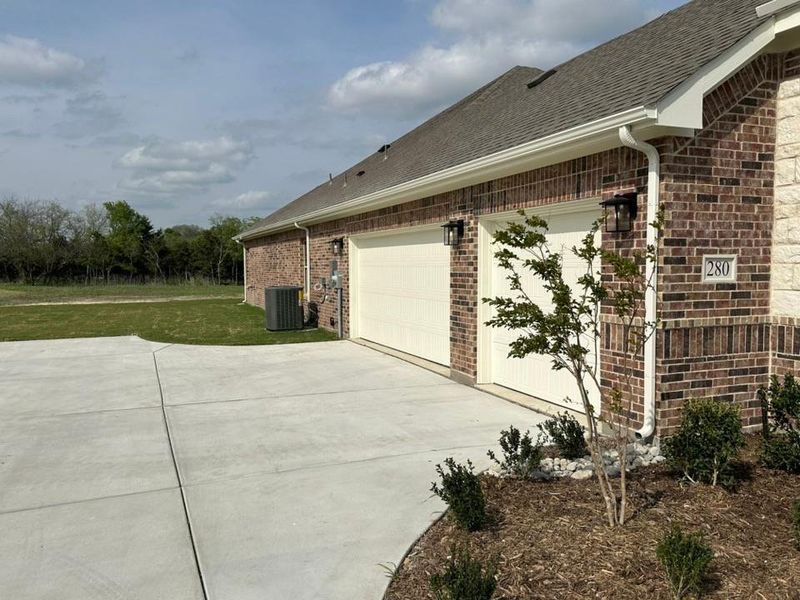 Exterior details and patio area of a home in Fannin Ranch, Leonard (Image 4).