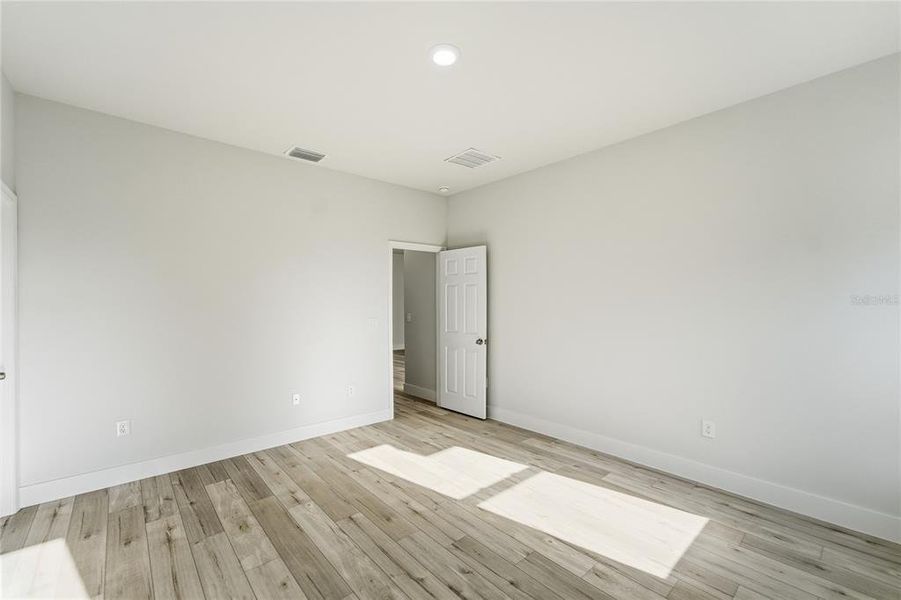 Spacious, unfurnished interior of a new home in , Citrus Springs (Image 21).
