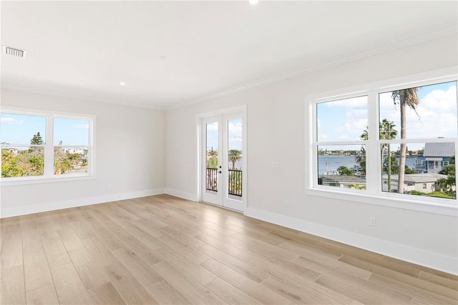 Spacious, unfurnished interior of a new home in , St. Petersburg (Image 17).