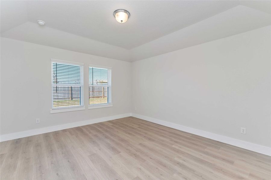 Spacious, unfurnished interior of a new home in Sunrise Cove, Texas City (Image 13).