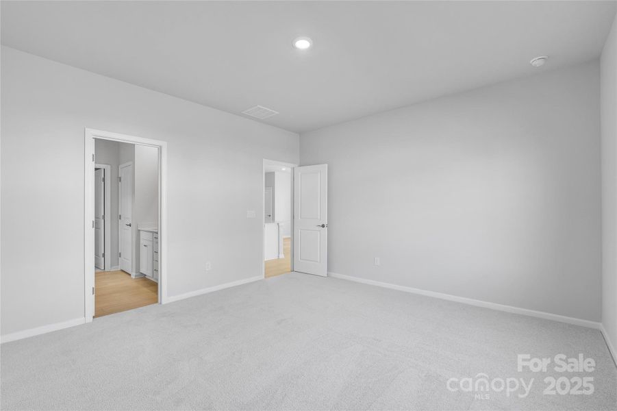 Spacious, unfurnished interior of a new home in Redhawk: Walk, Belmont (Image 23).