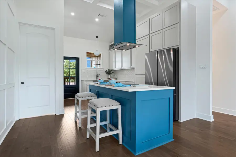 Sleek island cooktop with seating, perfect for entertaining in this modern kitchen.