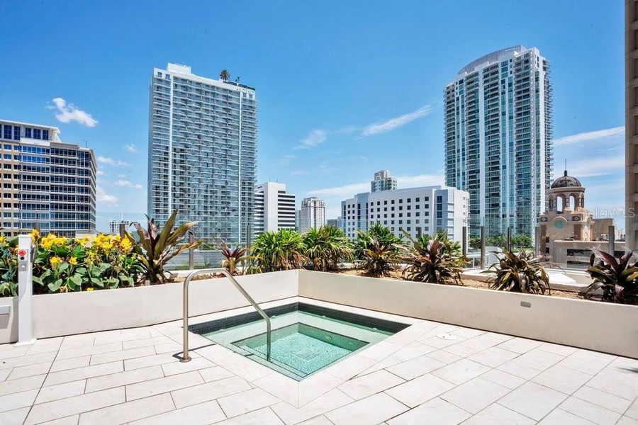 Condo located in St. Petersburg, FL showcasing its design and architecture (Image 36).