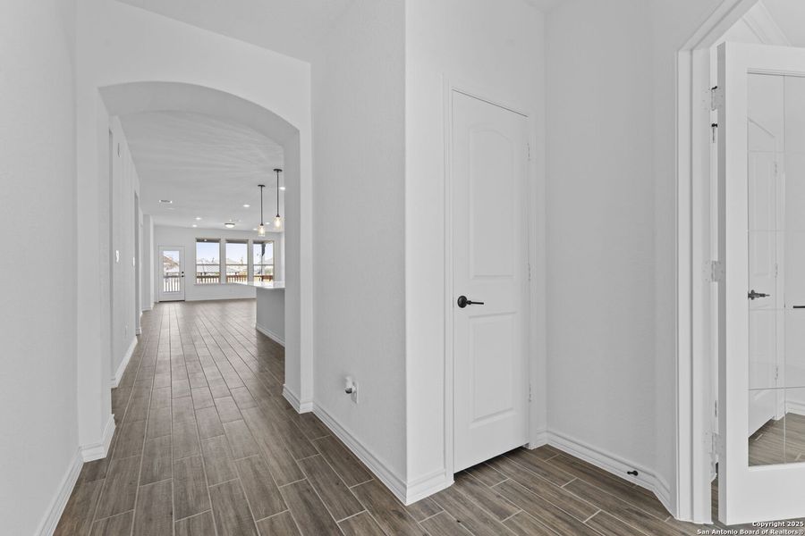 Spacious, unfurnished interior of a new home in Lily Springs, Seguin (Image 19).