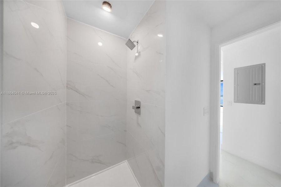 Spacious, unfurnished interior of a new home in Aria Reserve, Miami (Image 18). Spacious, unfurnished interior of a new home in Aria Reserve, Miami (Image 18).