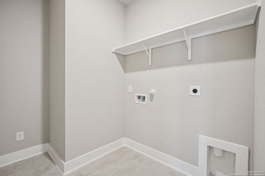 Spacious, unfurnished interior of a new home in Comanche Ridge, San Antonio (Image 34).