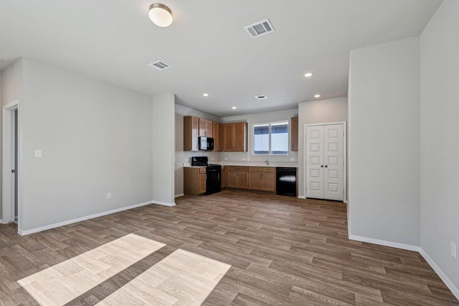 Spacious, unfurnished interior of a new home in Harvest Ridge, Elgin (Image 18).
