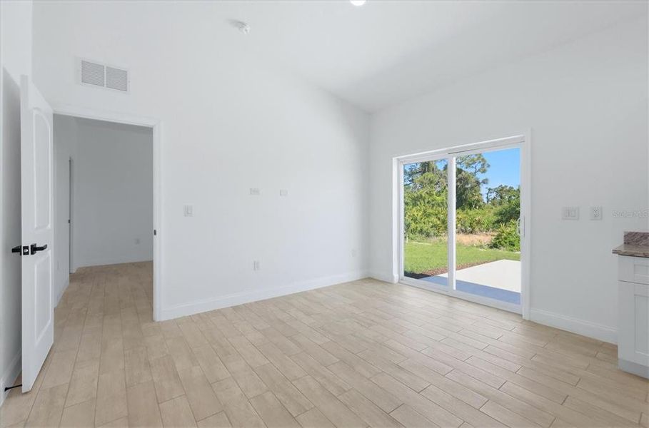 Spacious, unfurnished interior of a new home in , Placida (Image 27).