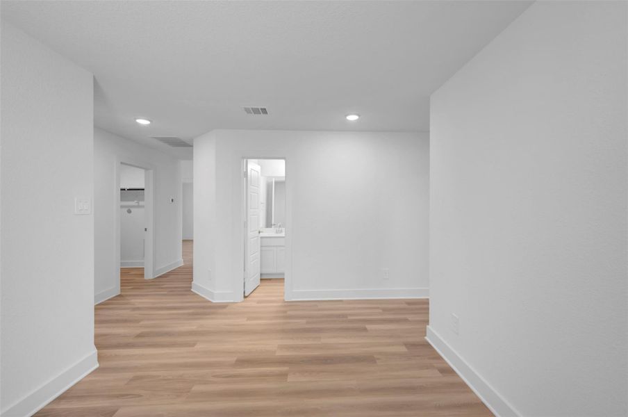 Spacious, unfurnished interior of a new home in Lone Star Landing, Montgomery (Image 38).
