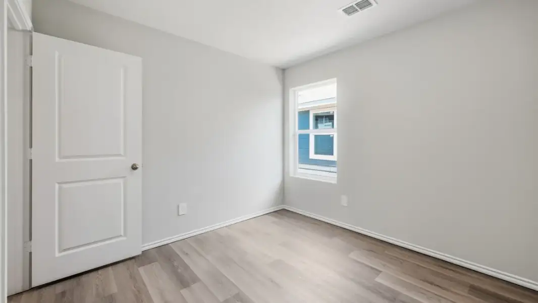 Spacious, unfurnished interior of a new home in The Canyons, Keene (Image 25).