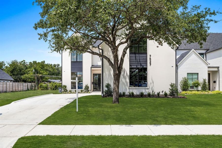 View of front facade featuring a front yard