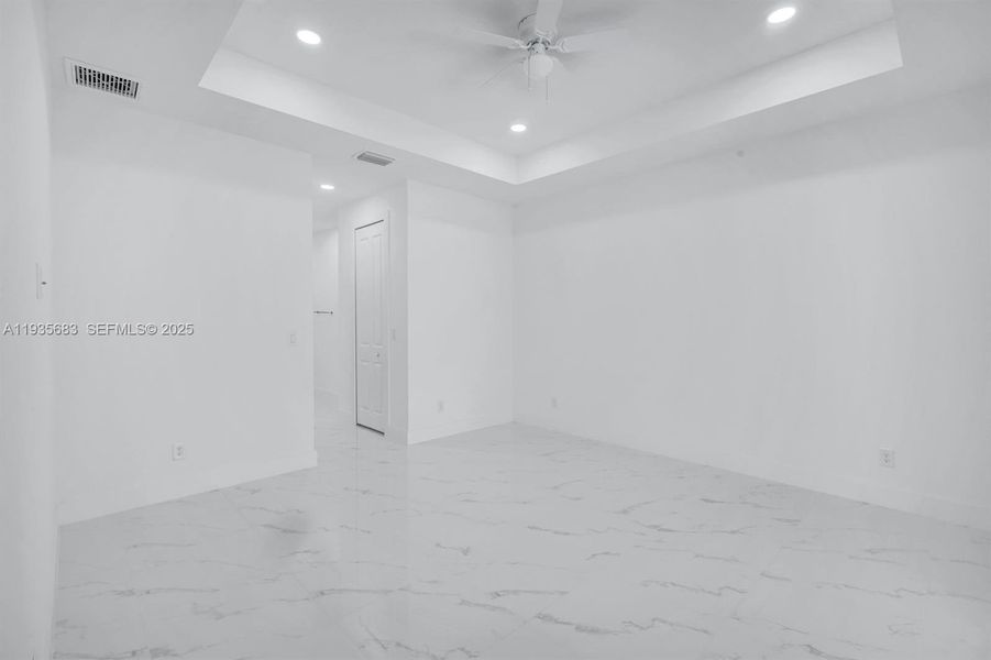 Spacious, unfurnished interior of a new home in , Cape Coral (Image 32).