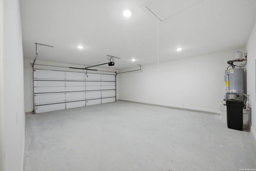 Spacious, unfurnished interior of a new home in , Canyon Lake (Image 26).