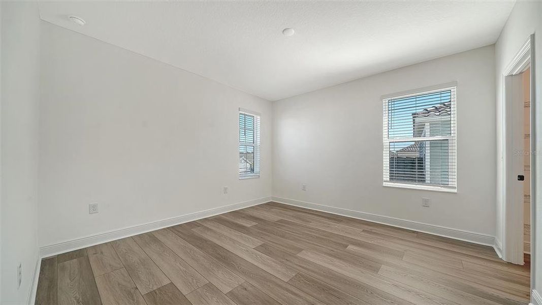 Spacious, unfurnished interior of a new home in Windward, Sarasota (Image 20).