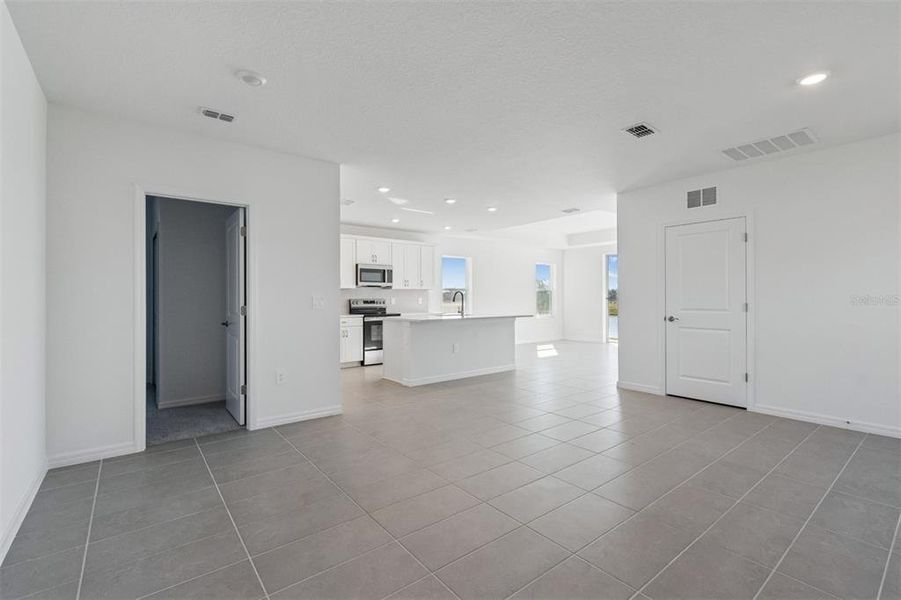 Spacious, unfurnished interior of a new home in Southpointe, Palmetto (Image 17).