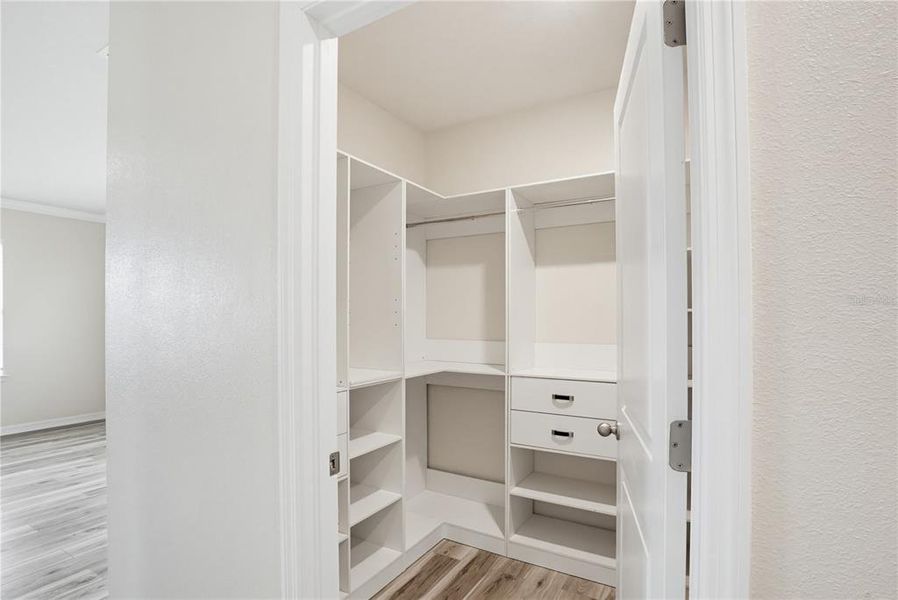 Spacious, unfurnished interior of a new home in Coddington, Bradenton (Image 38).