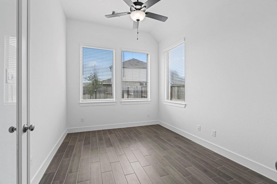Spacious, unfurnished interior of a new home in Meridiana, Iowa Colony (Image 12).