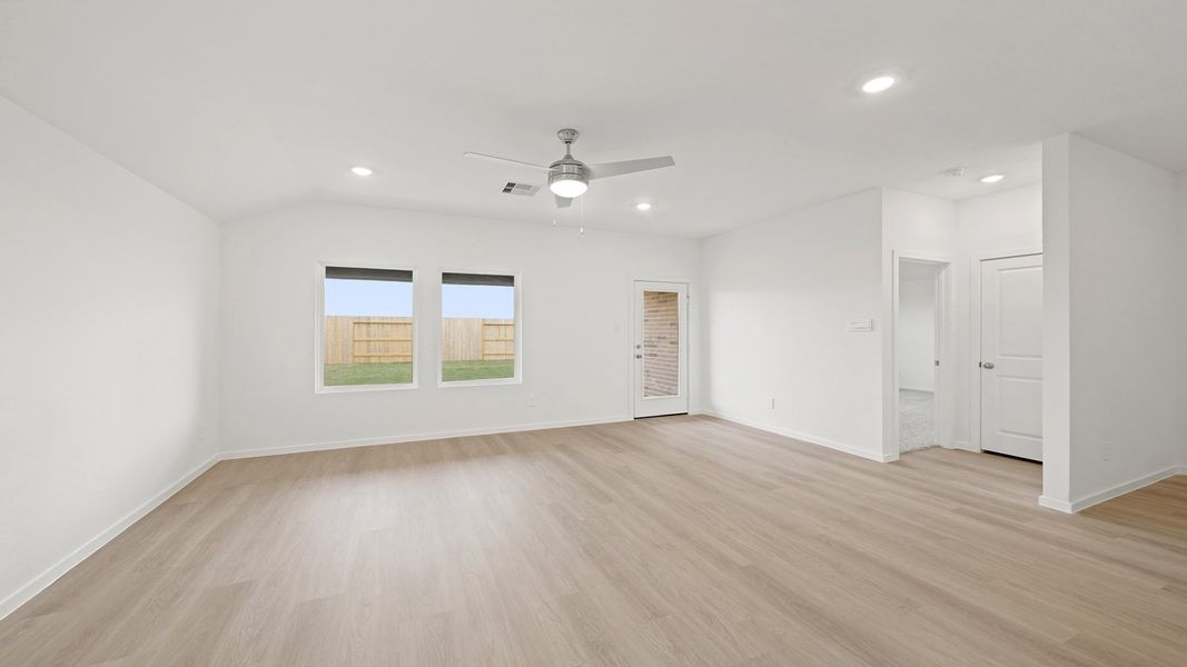 Spacious, unfurnished interior of a new home in Sunterra Lakes, Brookshire (Image 21).