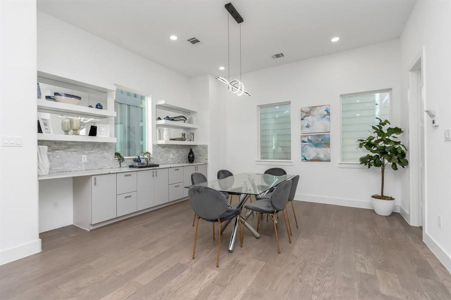 Dinning area with wet bar area.