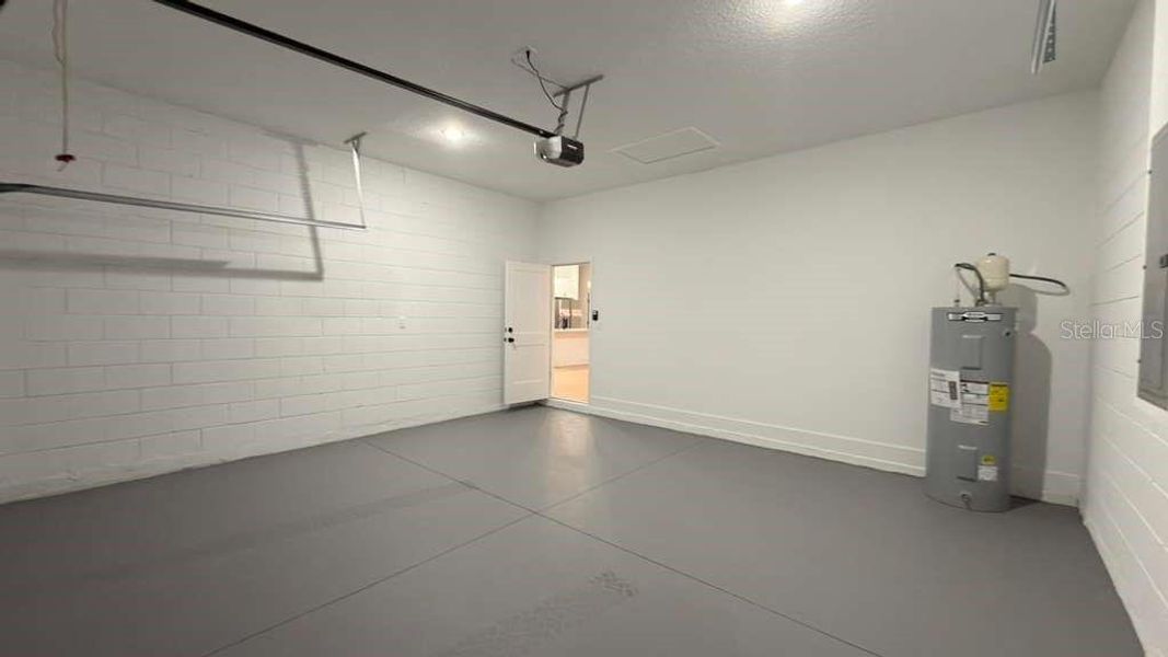 Spacious, unfurnished interior of a new home in , Citrus Springs (Image 54).