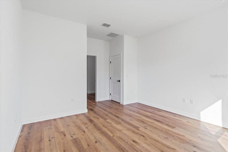 Spacious, unfurnished interior of a new home in , Beverly Hills (Image 16).