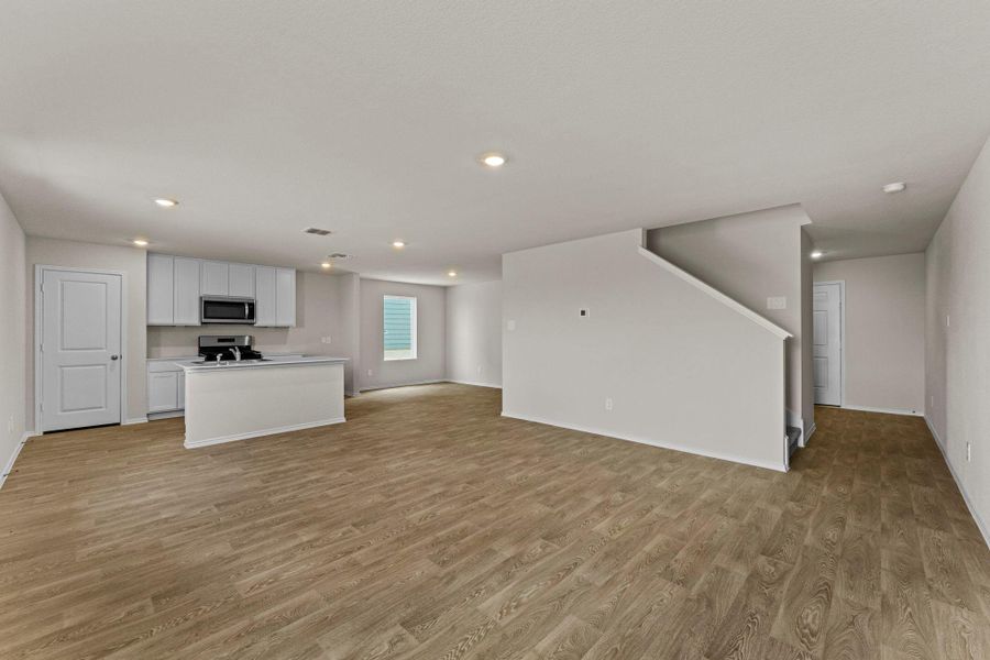 Spacious, unfurnished interior of a new home in Avenida, Converse (Image 13).