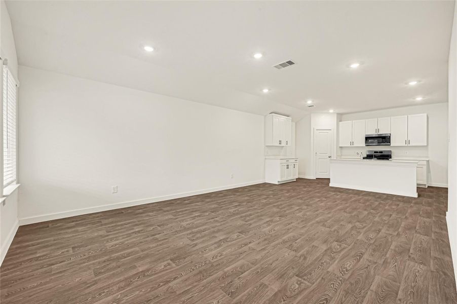 Spacious, unfurnished interior of a new home in Holly Ridge, Rosenberg (Image 28).