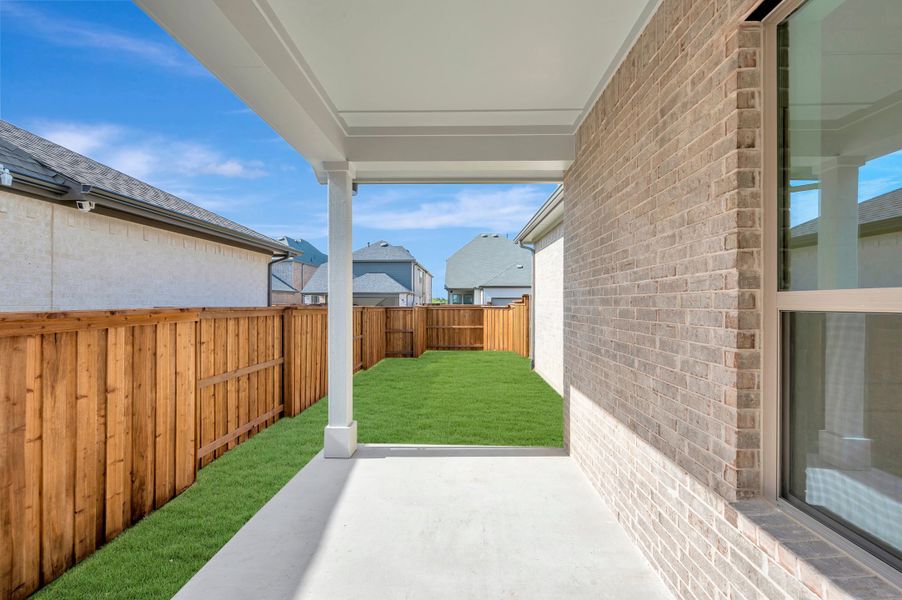 Exterior details and patio area of a home in Mantua Point Gardens, Van Alstyne (Image 3).