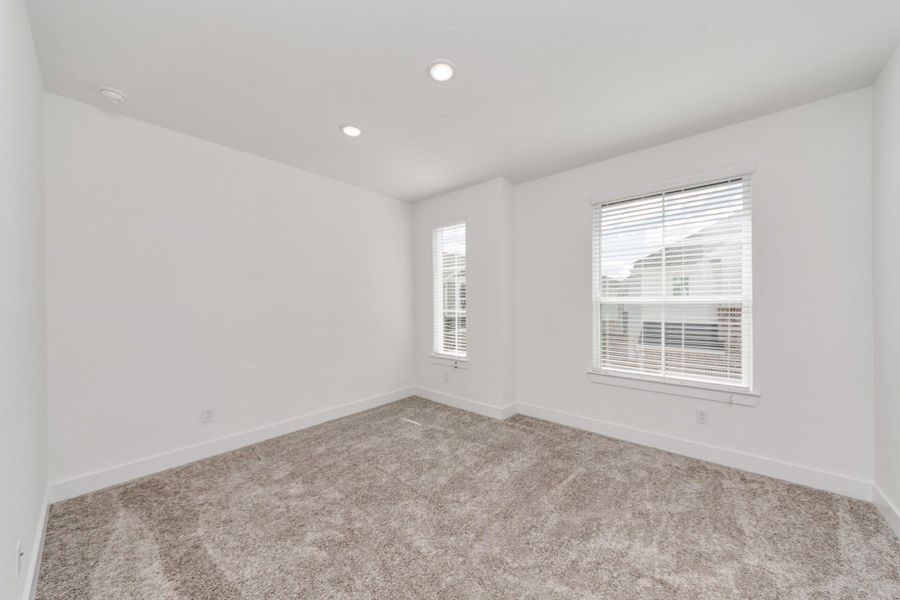 Spacious, unfurnished interior of a new home in Sienna, Missouri City (Image 26).