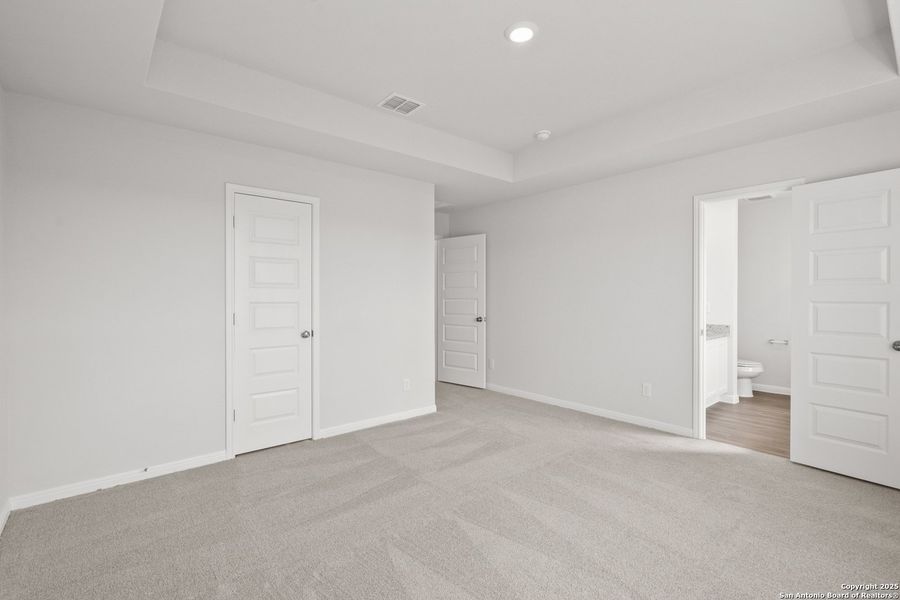 Spacious, unfurnished interior of a new home in Timber Creek, San Antonio (Image 17).