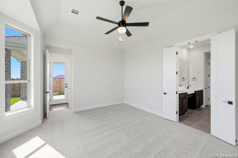 Spacious, unfurnished interior of a new home in Venado Crossing, Cibolo (Image 12).