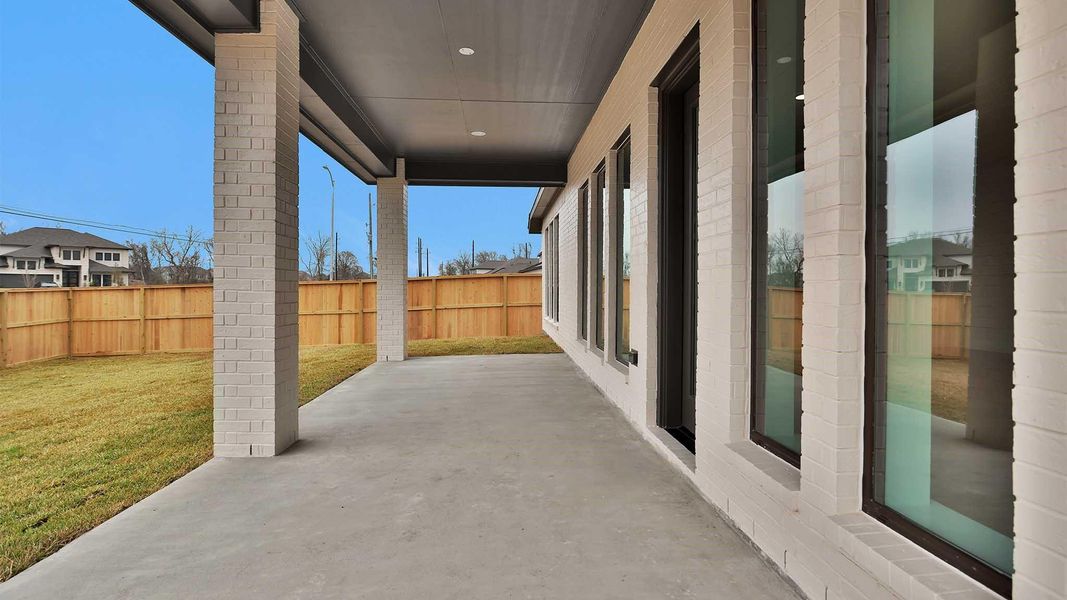 Exterior details and patio area of a home in Sienna, Missouri City (Image 3).