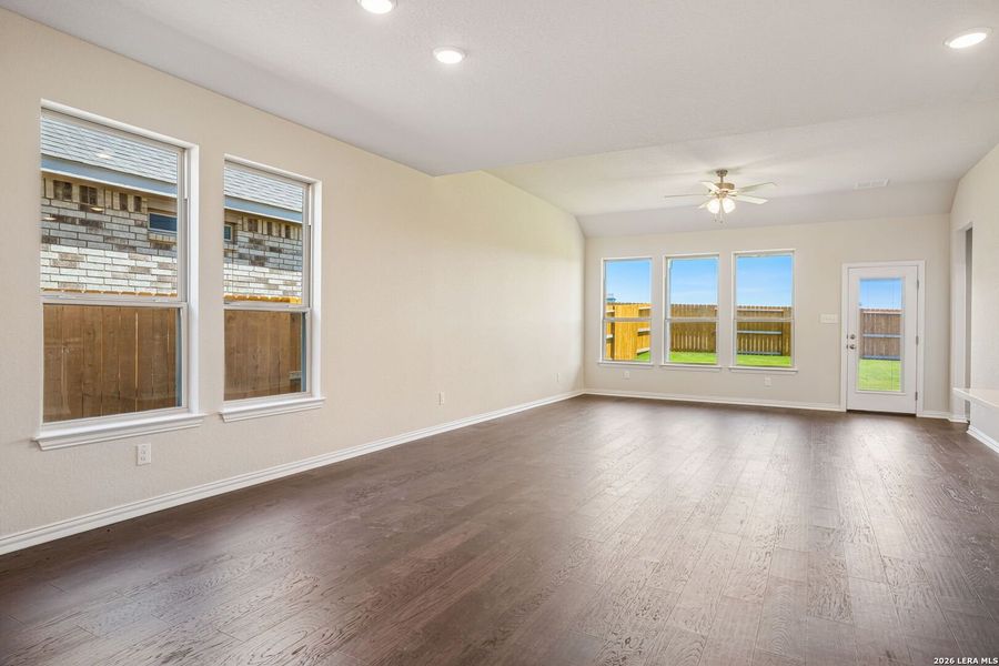 Spacious, unfurnished interior of a new home in Meyer Ranch - Enclave, New Braunfels (Image 28).