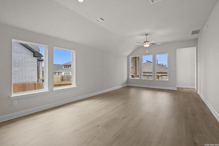 Spacious, unfurnished interior of a new home in Veramendi, New Braunfels (Image 20).