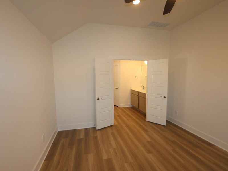 Spacious, unfurnished interior of a new home in Lone Star Landing, Montgomery (Image 35).