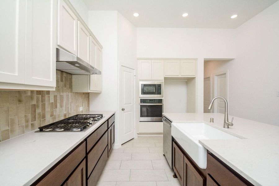 Gas cooktop and built in appliances make cooking a pleasure. Gas cooktop and built in appliances make cooking a pleasure.