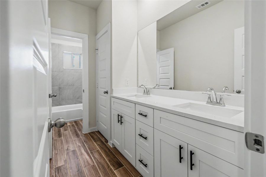 Furnished interior view inside a new home in Glendale Lakes, Rosharon (Image 17).